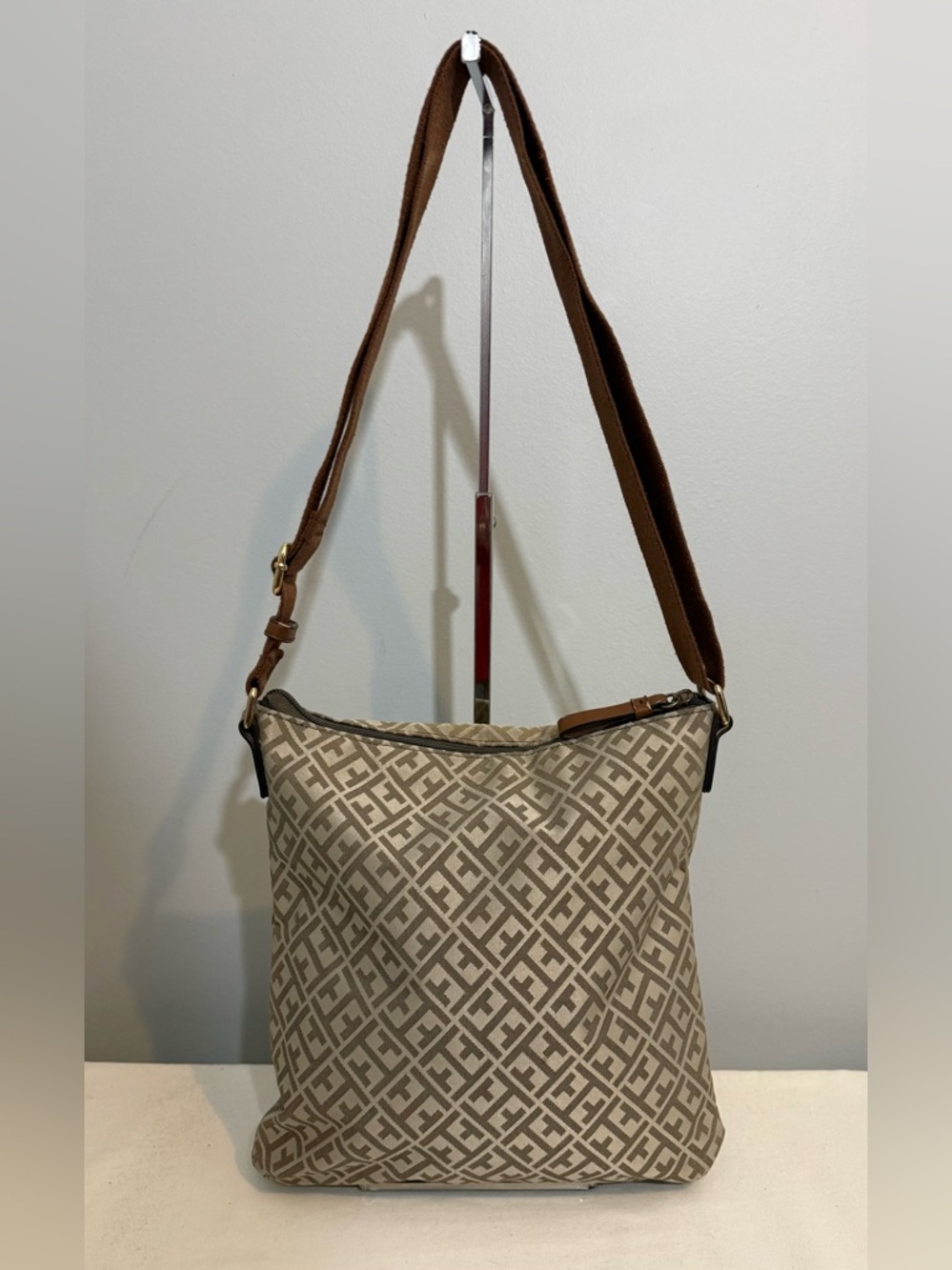 Tommy Hilfiger Crossbody Shoulder Bag Beige Tan Monogram Canvas Brown Strap Y2K - Picture 3 of 16